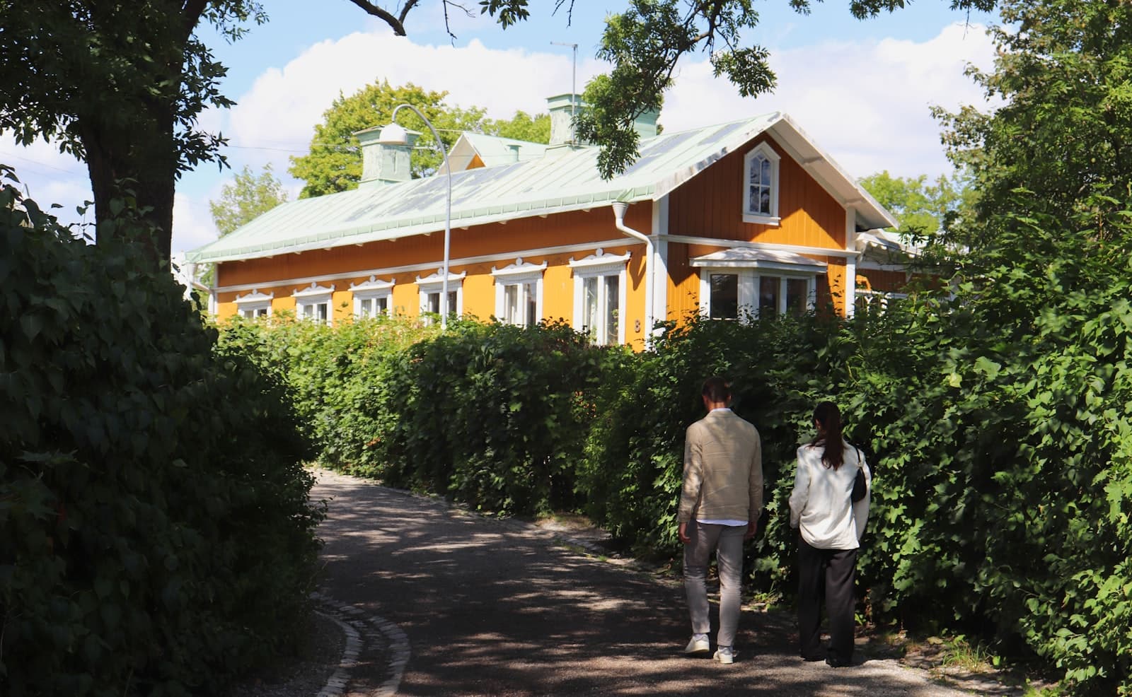 Vaxholm vid vattnet — salongen ligger ett par steg från kajen